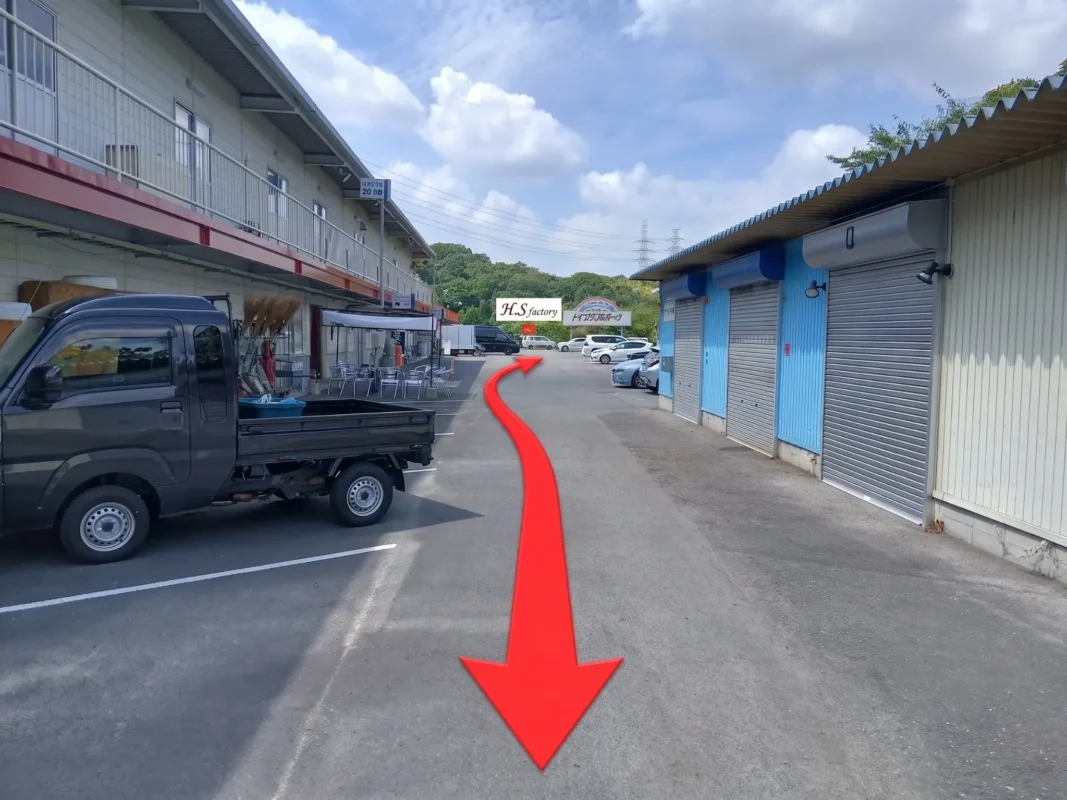 レインボースポーツ施設内からH.S Factory方向へ進む案内写真