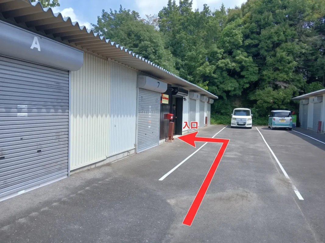 レインボースポーツ駐車場から建物沿いにH.S Factoryへ進む案内写真