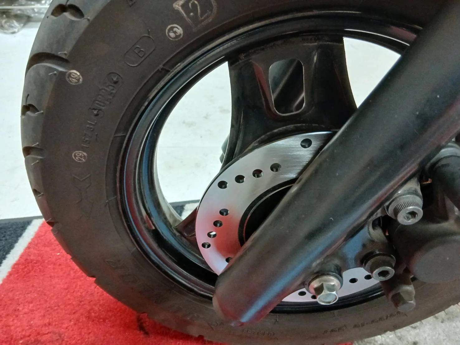 バイクのフロントホイールとブレーキディスク